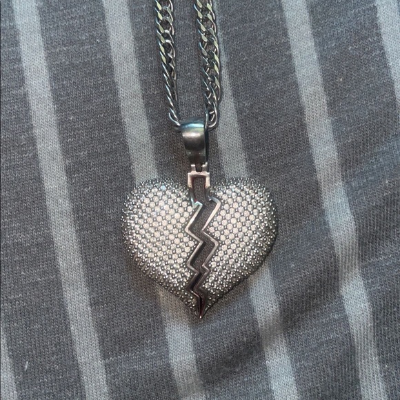 Diamond no love- got it 2 years ago no longer wear it - Picture 4 of 5